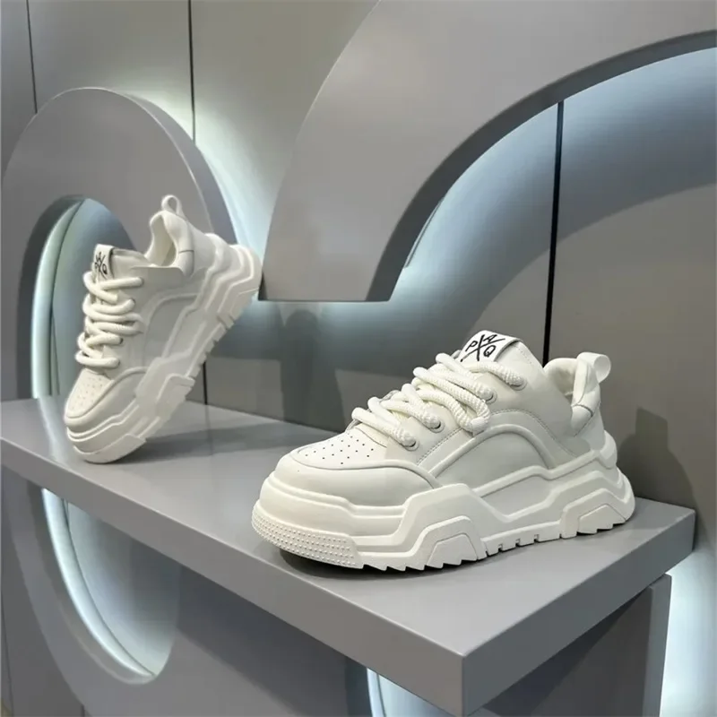مصمم نمط حذاء رجالي أبيض مريح  - مراجعة Mens Fashion Trainers 2025 وسعره